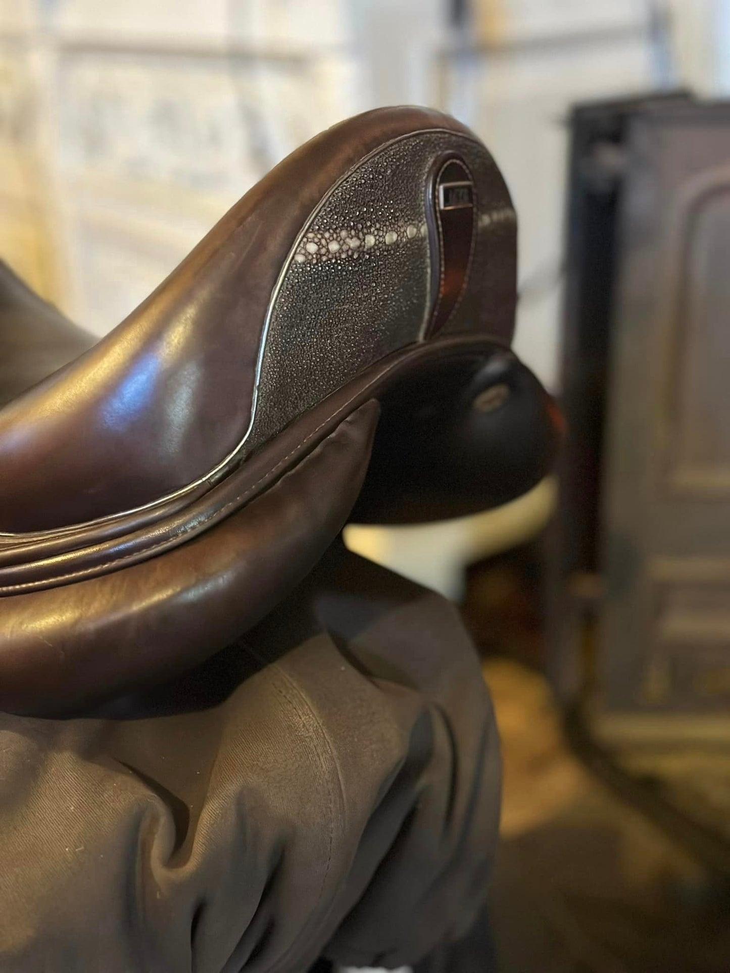 SELLE DRESSAGE MY8 en galuchat marron