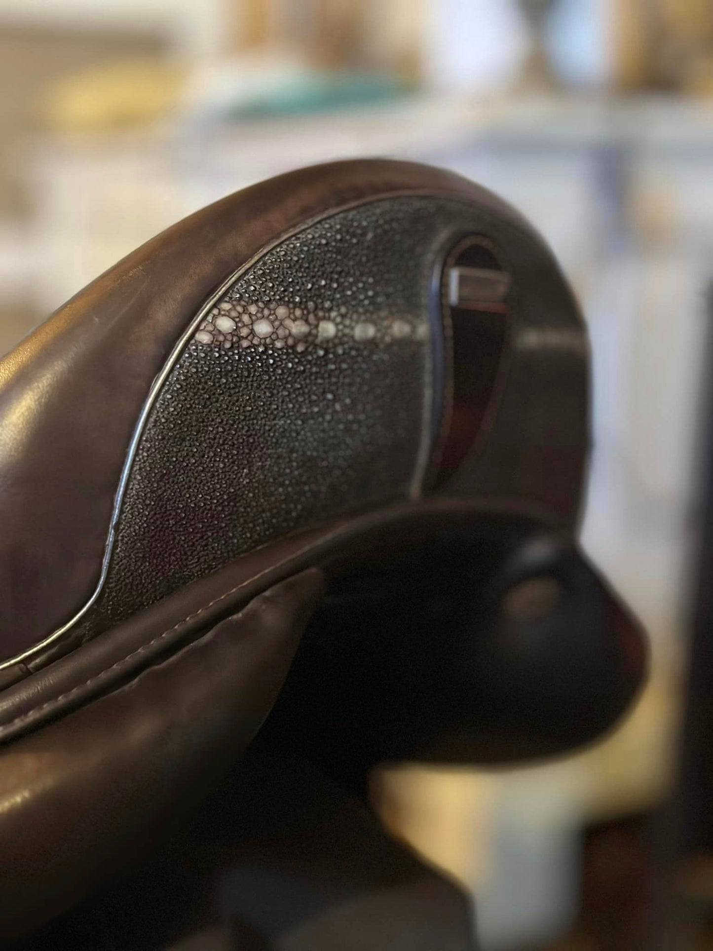 SELLE DRESSAGE MY8 en galuchat marron